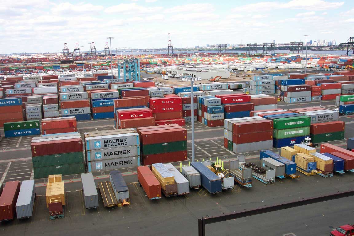 Shipping_Containers_at_the_terminal_at_Port_Elizabeth,_New_Jersey